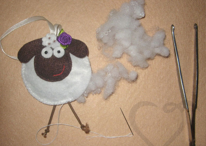 Овечка из фетра. овечка из фетра своими руками: мастер-классы по изготовлению брелока, елочной игрушки и подушки в виде овечки