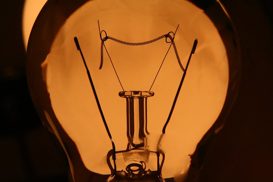 Кто изобрел лампочку: кто придумал и создал первым в мире электрическую лампочку накаливания, история создания лодыгиным и эдисоном