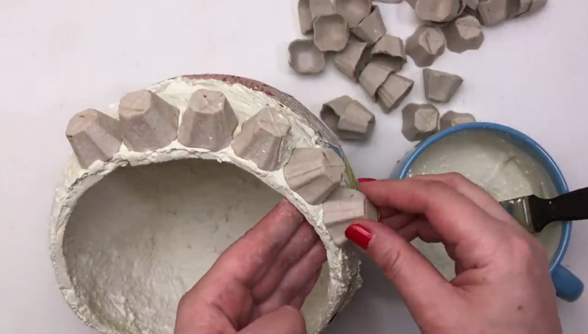 Видео мастер-класс поделка изделие моделирование конструирование рисование и живопись декоративная подвеска домик-мухомор из яичных лотков бумага глина краска