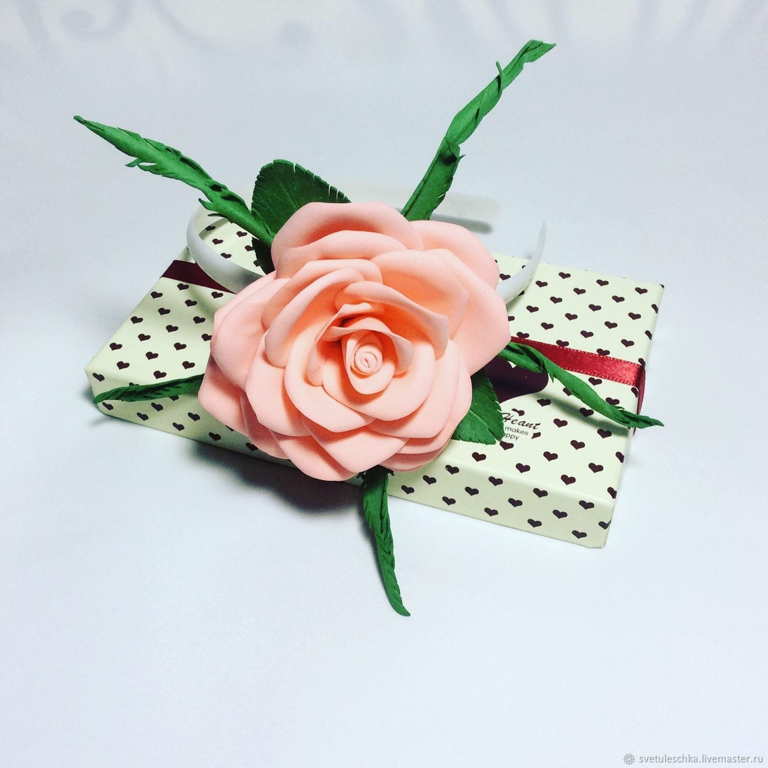 Заколка с цветком: модели из фоамирана, для волос, из ткани, канзаши и в виде цветочка