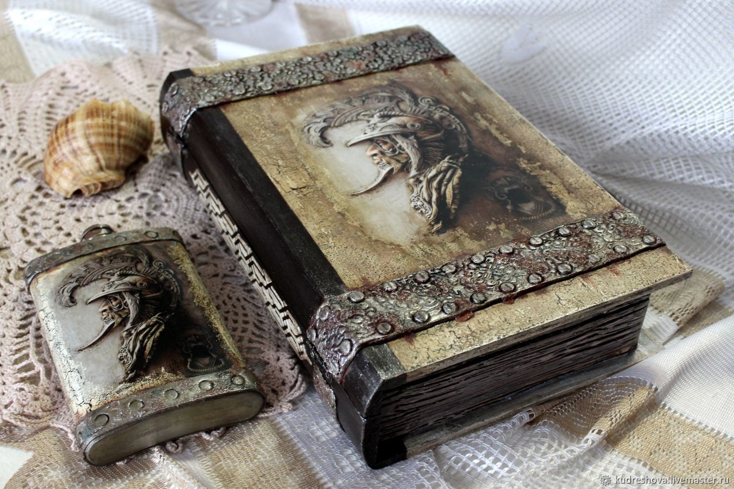 Декупаж на шкатулке под старину — имитация старой книги