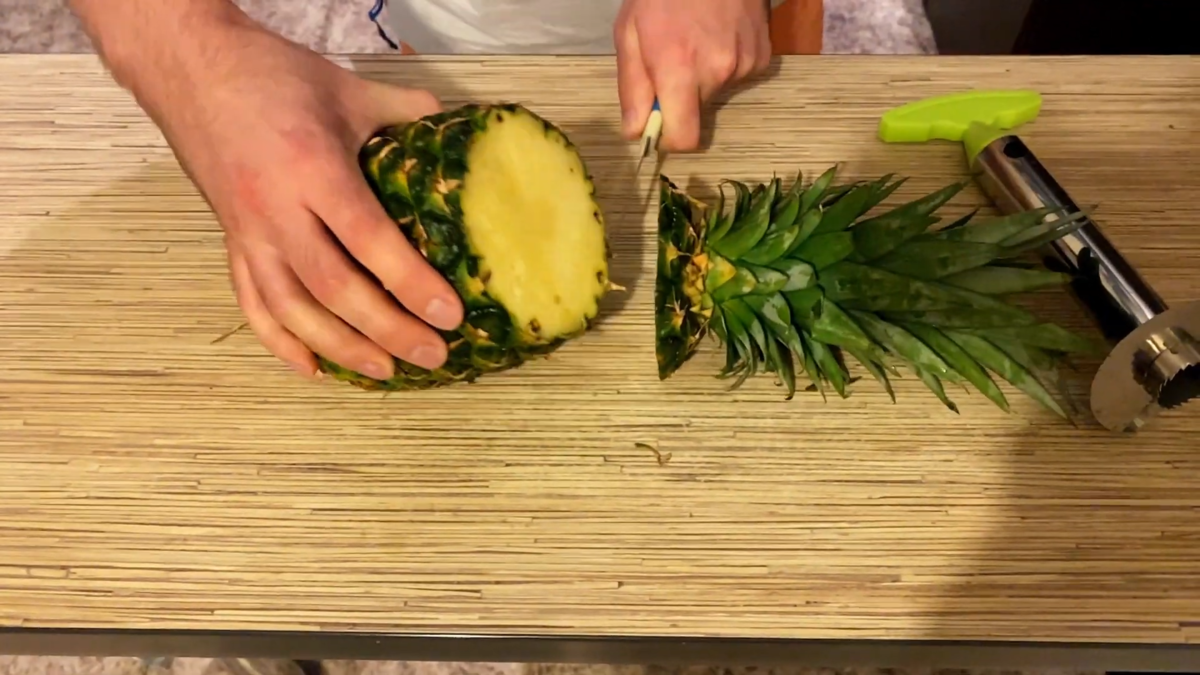 Как почистить ананас, чтобы нарезать его красиво и экономно | моя кухня