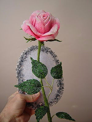 Как сделать розу из бисера | видео как сплести сложный объемный цветок своими руками. пошаговый мастер-класс + 115 фото цветков из бисера