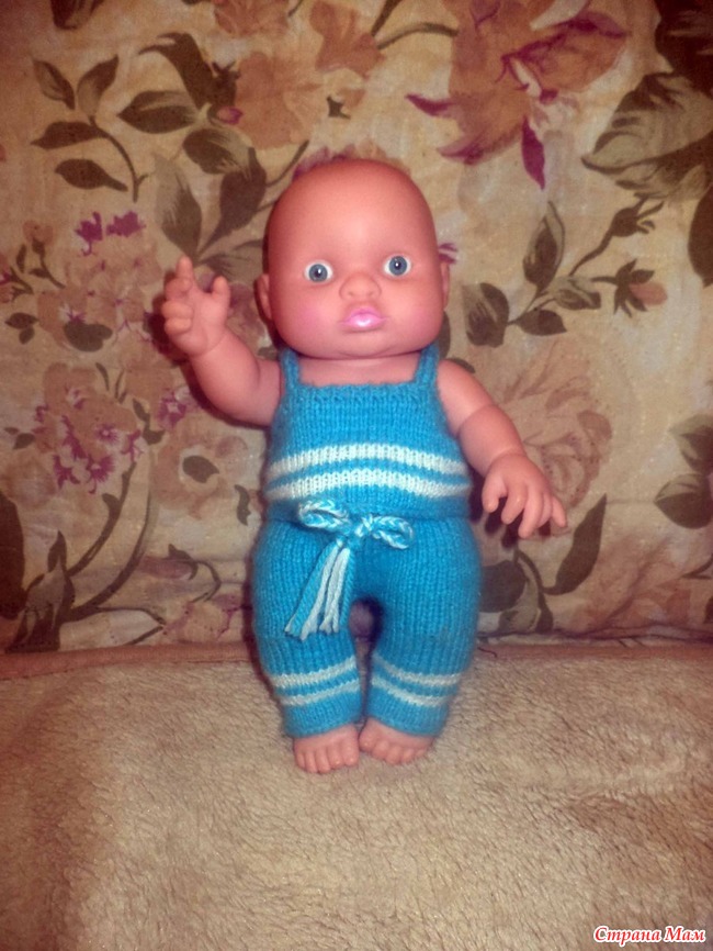 Вязанный пестрый костюм на куколку-пупса ростом 25 см — своими руками