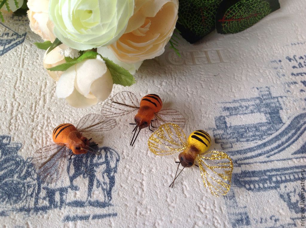 Декоративная тарелочка «пчелы на цветах»