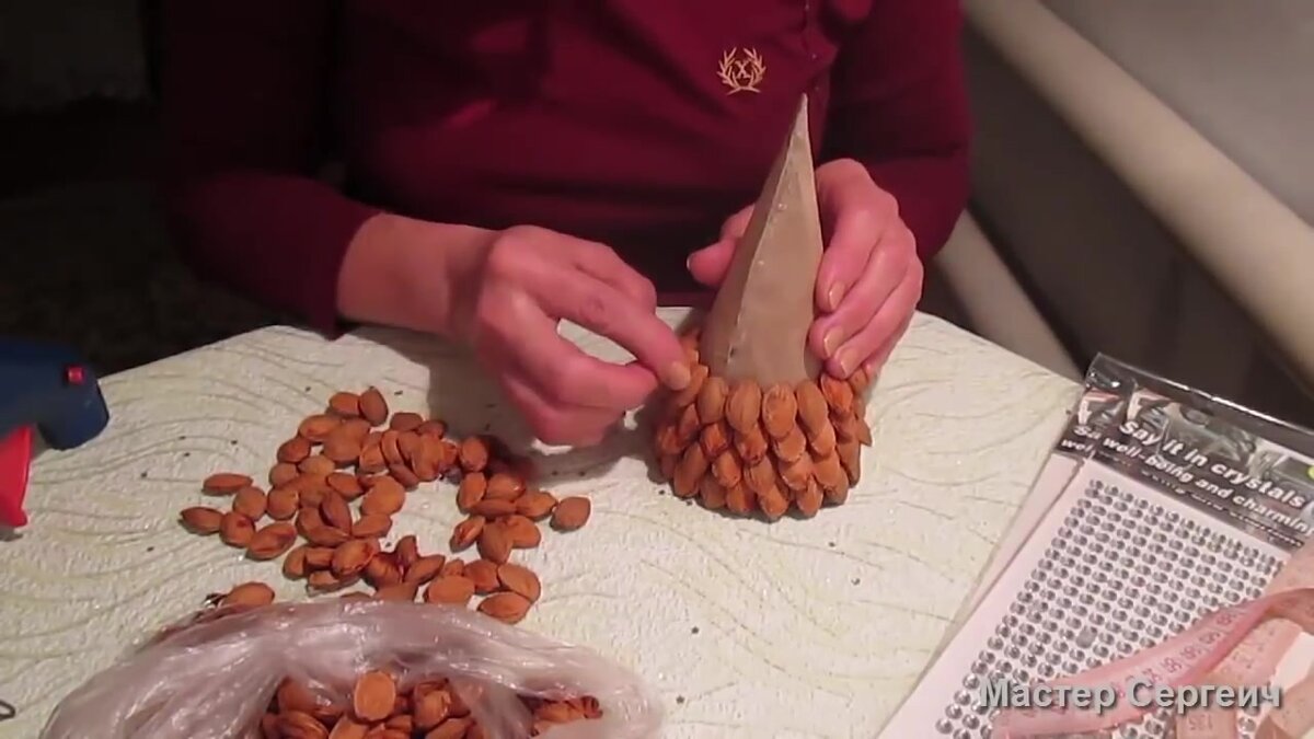 Как сделать елку из косточек фруктов и орехов