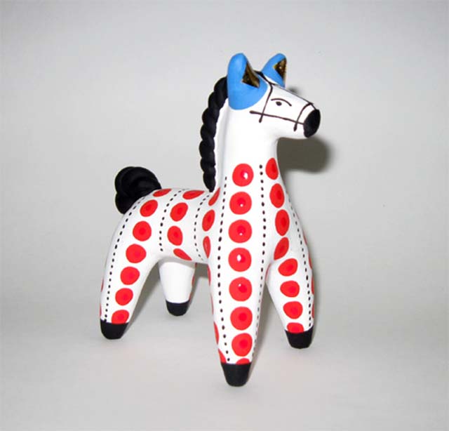 Детская игрушка из глины «лошадка» в стиле дымковской расписной игрушки