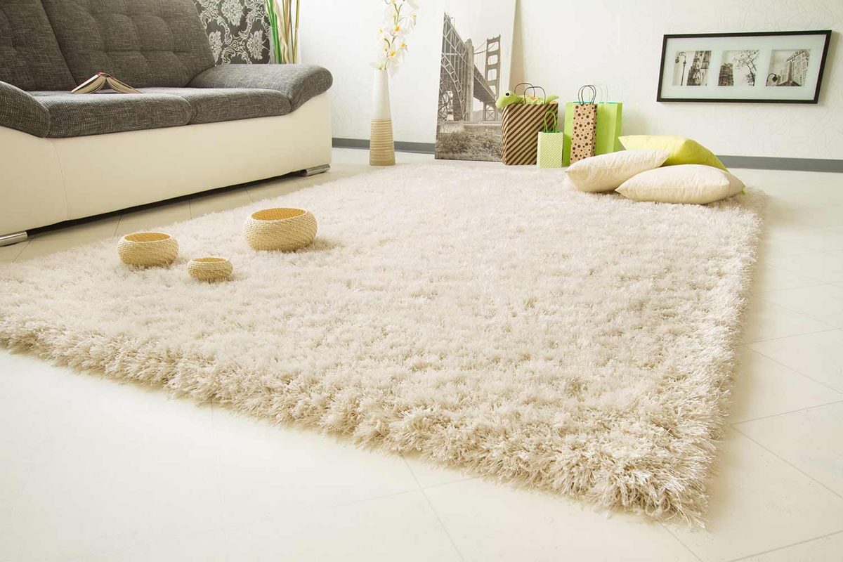 Пушистые ковры (56 фото): мохнатые и мягкие изделия с длинным ворсом на пол в гостиную комнату