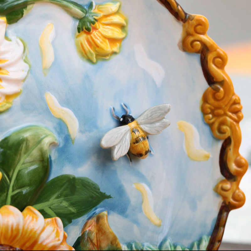 Декоративная тарелочка «Пчелы на цветах»