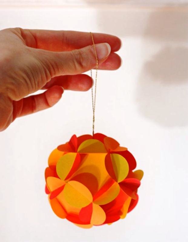 Новогодние елочные шары из бумаги своими руками. как сделать помпон из бумаги. воздушный бумажный шарик