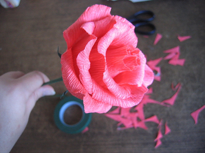 Чарующая роза из гофрированной бумаги с конфетой: идеальный мастер класс
