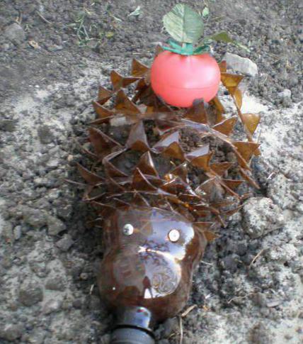 Забавный ежик из шишек и пластиковой бутылки: пошаговая инструкция