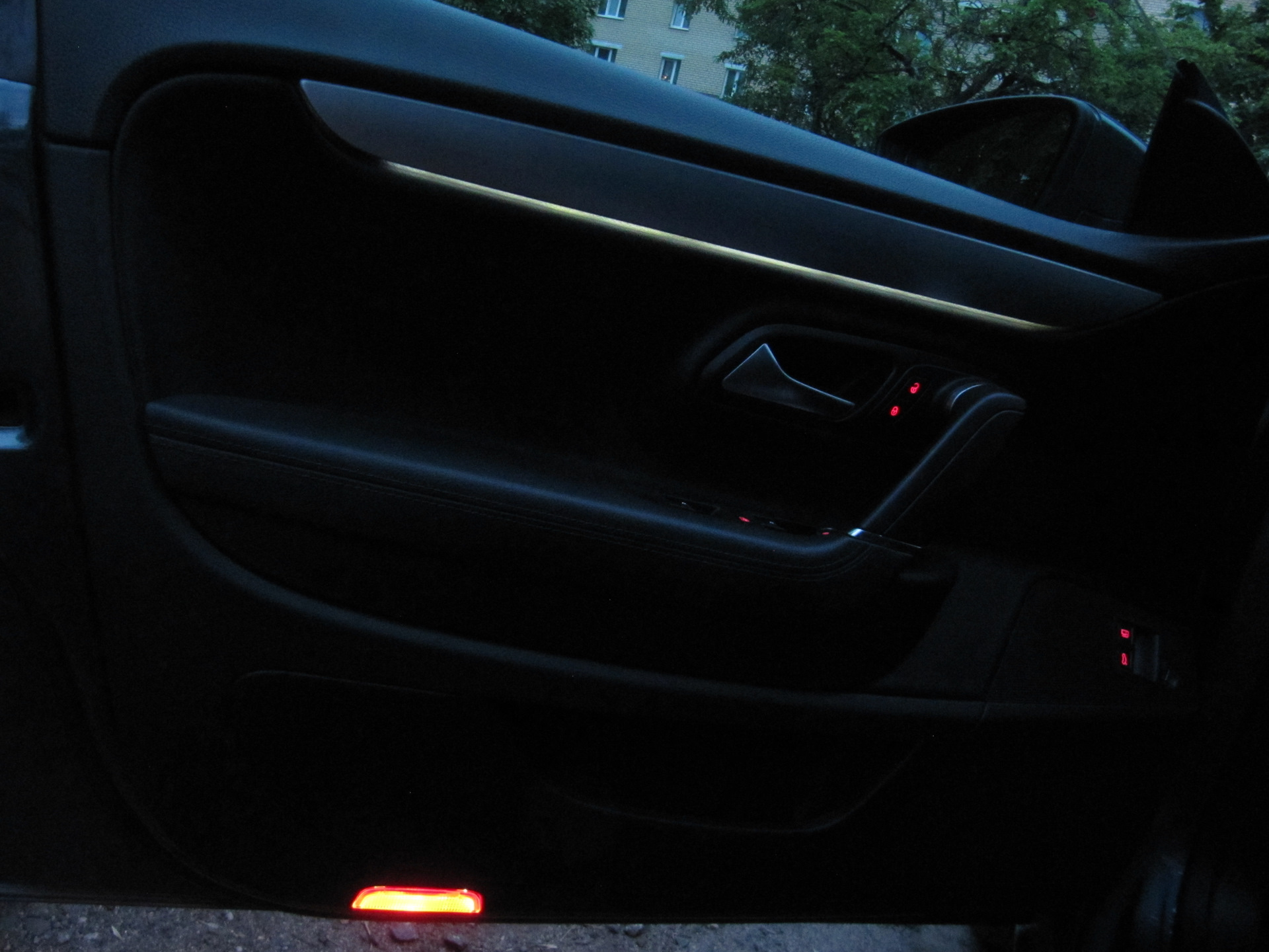 Подсветка двери автомобиля с логотипом