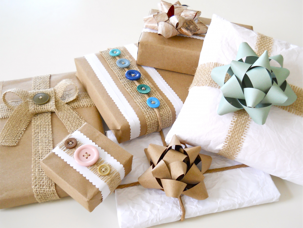 Как красиво упаковать подарок в бумагу, пленку, коробку и футболку, интересные и красивые идеи оформления подарка
