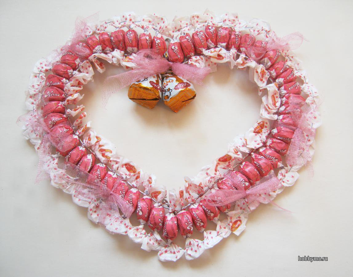 Свит-дизайн 8 марта валентинов день день матери день рождения моделирование конструирование конфетное сердце бумага гофрированная бусины клей ленты
