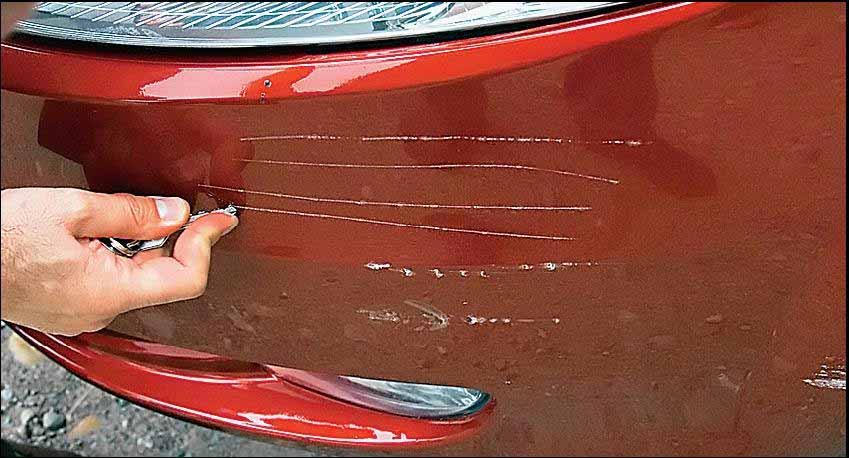 Удаление мелких царапин при полировке кузова авто