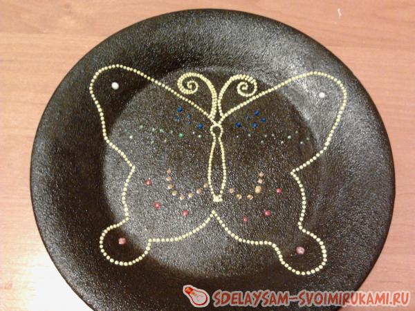 Точечная роспись тарелки с бабочками. летняя бабочка в точечной росписи