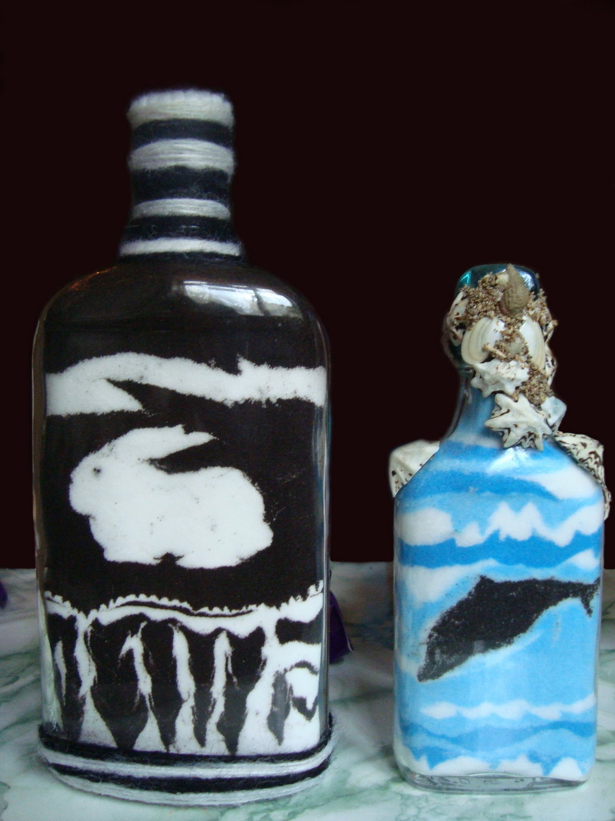 Декорирование бутылок солью. декорирование бутылочки цветной солью. декор бутылок атласными лентами