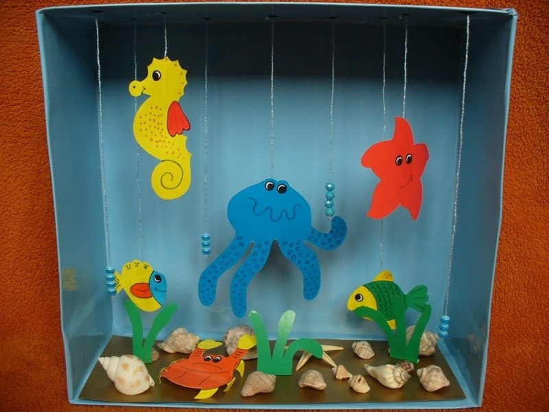 Аппликация аквариум с рыбками из цветной бумаги. аквариум из бумаги. материалы и инструменты