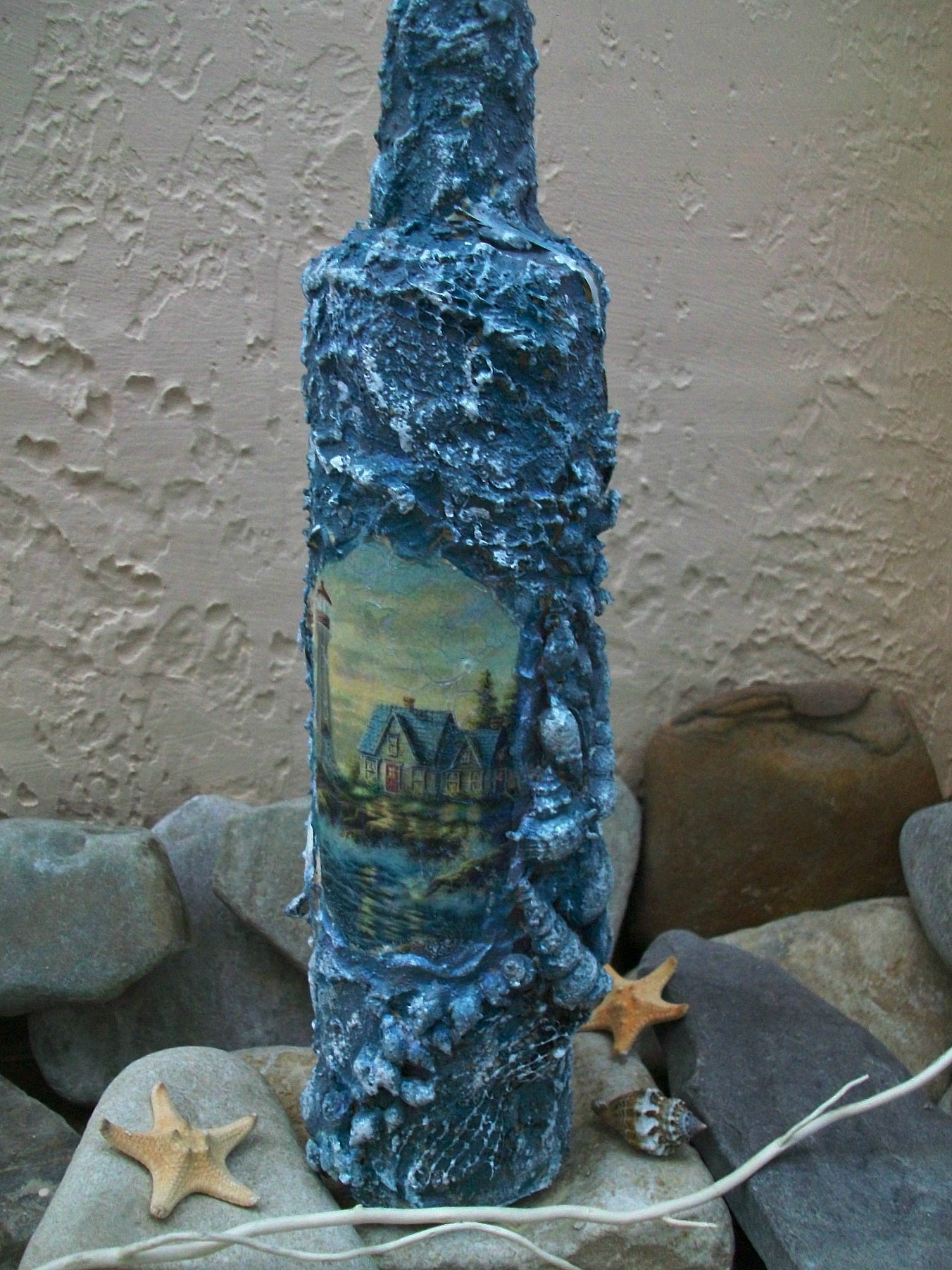 Декоративная бутылка «воспоминания о море. морская бутылка клуб декоративного творчества декор бутылок морская тема