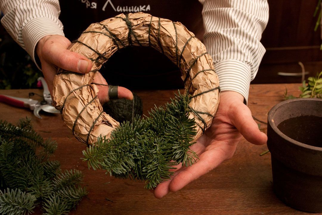 Классический рождественский венок из елки: пошаговые инструкции с фото