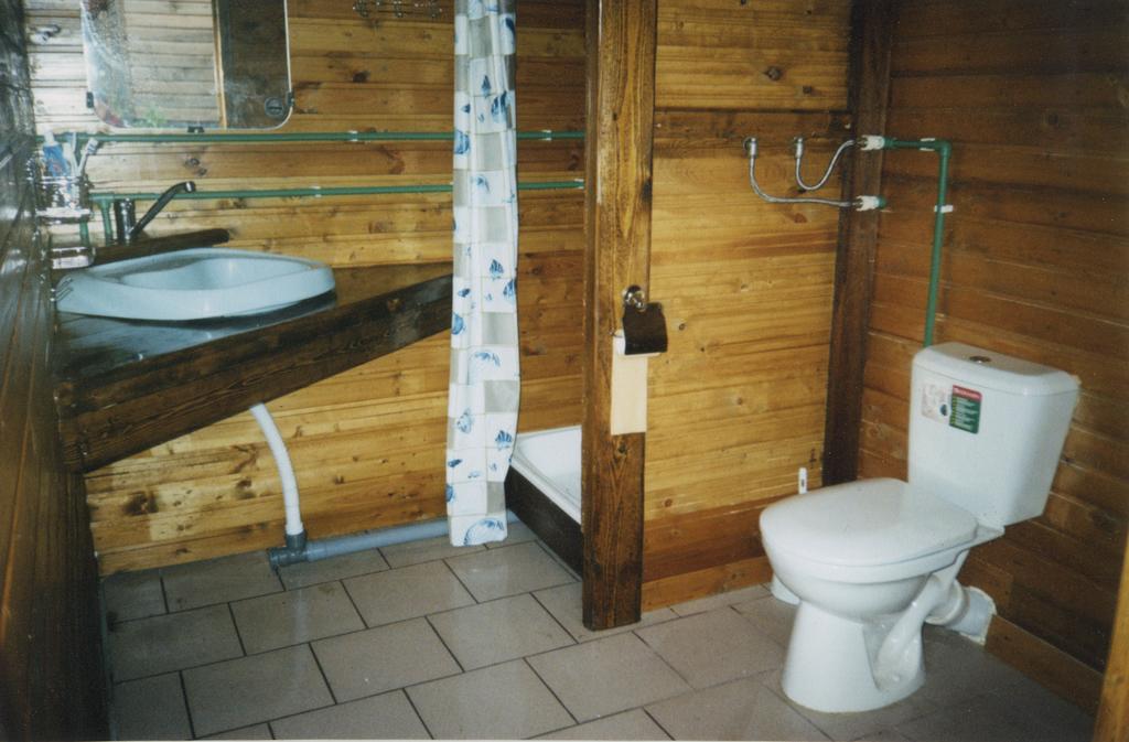 Санузел в деревянном доме (52 фото): как сделать своими руками, тонкости отделки и гидроизоляции, пошаговая инструкция