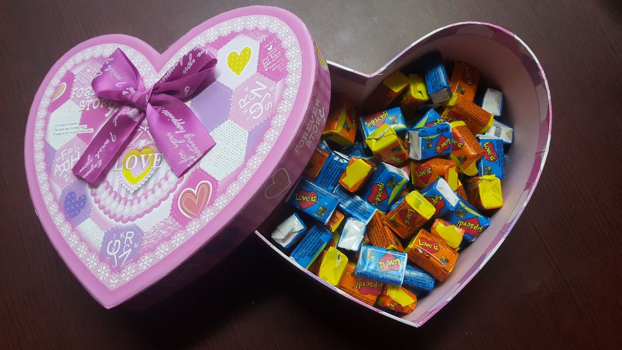 Сладкое сердце из конфет