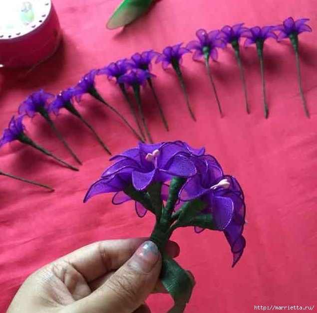 Как своими руками сделать цветы и листочки из капроновых и шелковых лент?