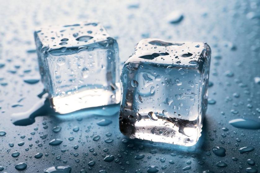 Как быстро превратить воду в кубики льда - лайфхакер
