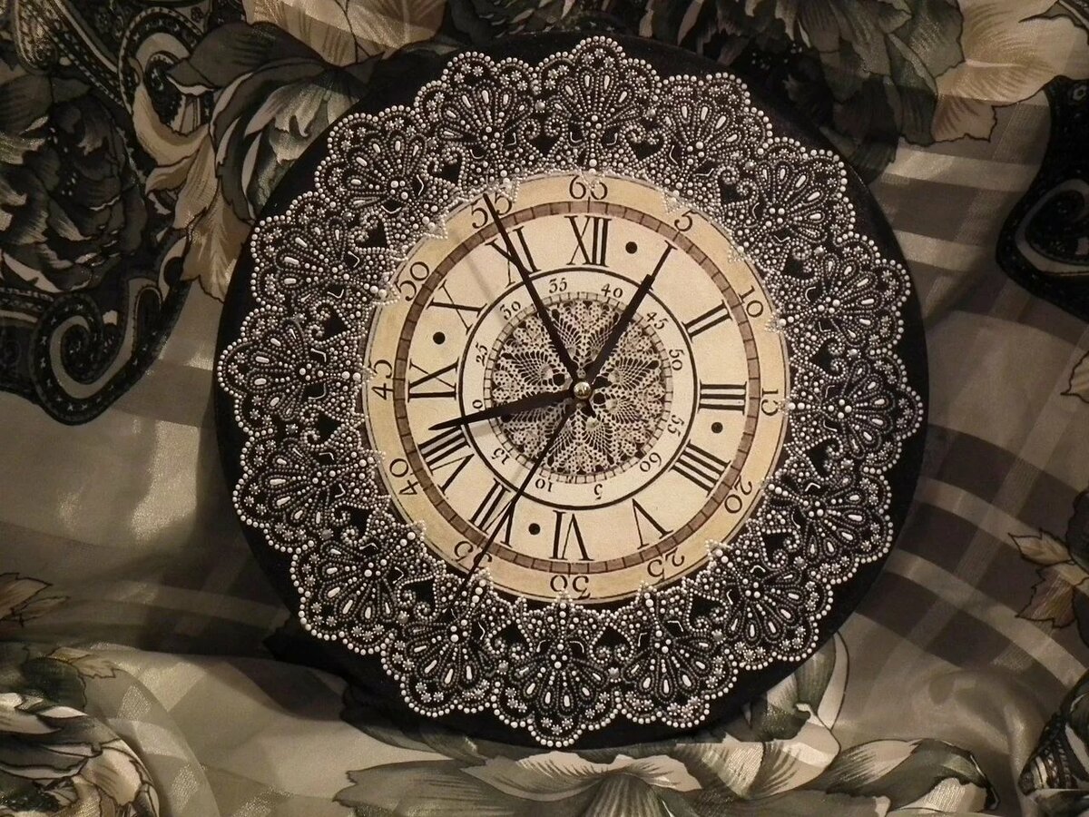 Точечная роспись часов, из виниловой пластинки.
