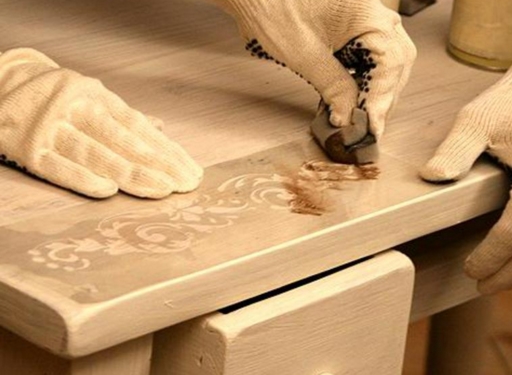 Как обновить лакированный стол своими руками