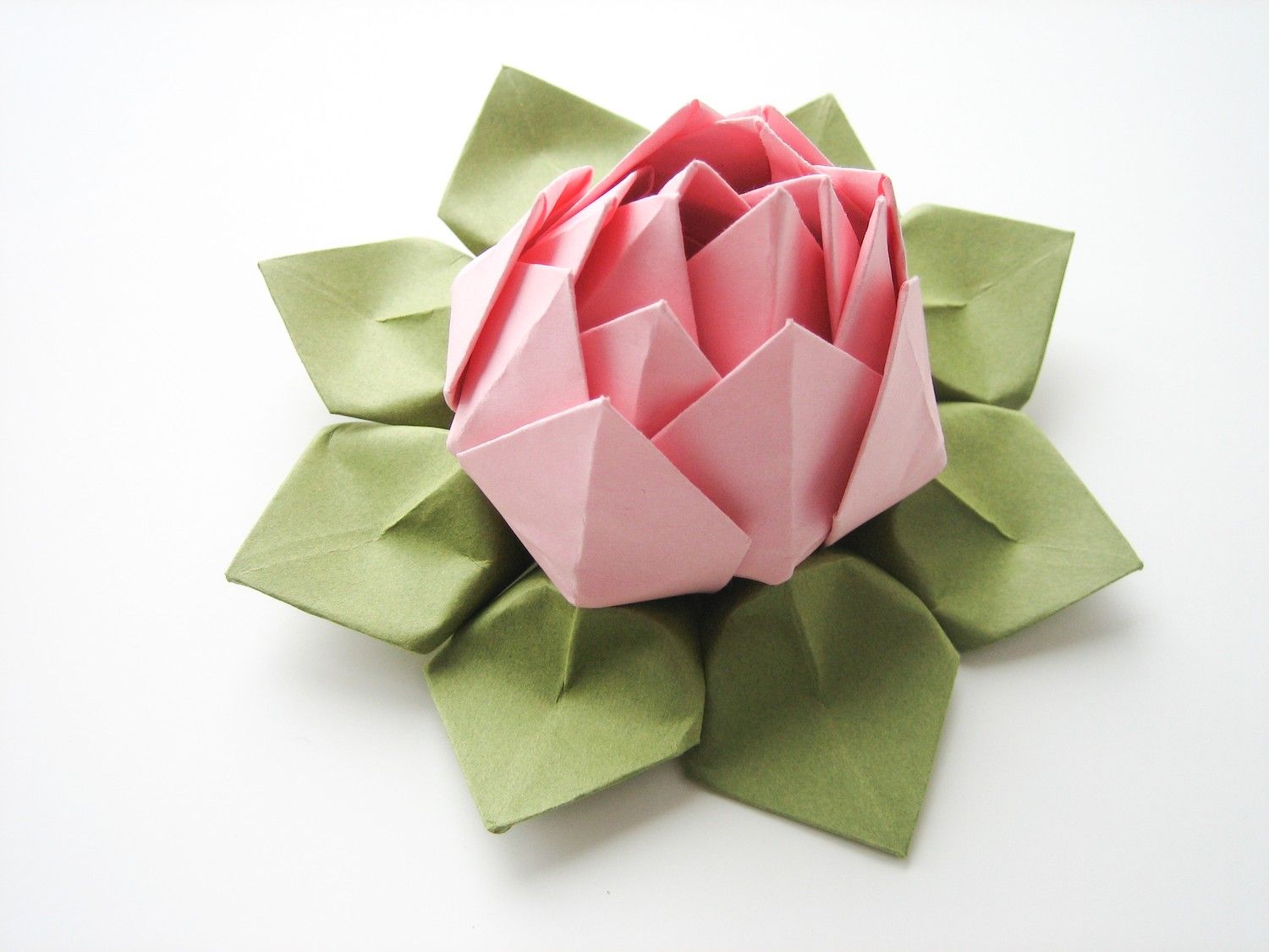 Цветок лотоса из гофрированной бумаги