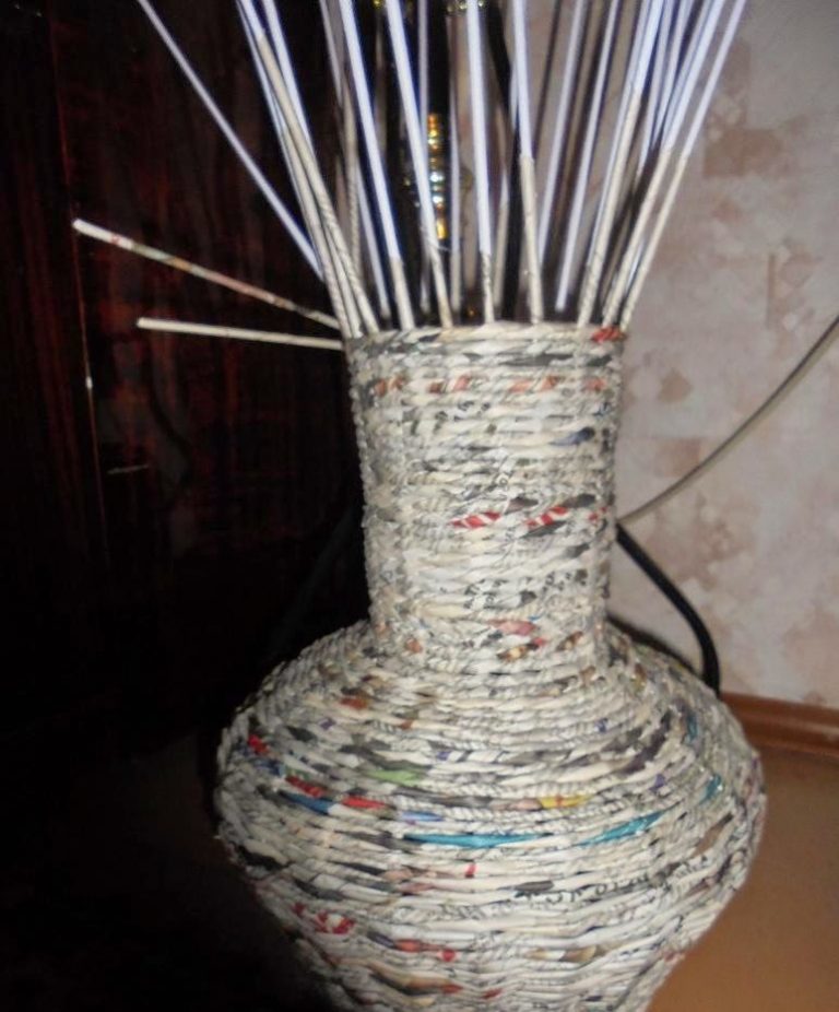 Большая спиральная ваза из бумажной лозы
