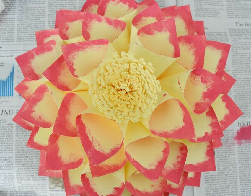 Георгин из гофрированной бумаги: как сделать объемные цветы своими руками, пошаговая инструкция поделок из цветной бумаги - пошагово с конфетами по шаблонам