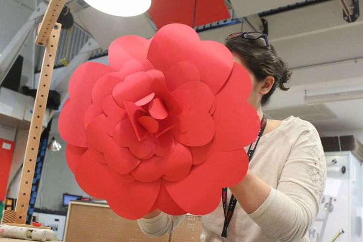 Большие цветы из бумаги. как сделать цветы своими руками?