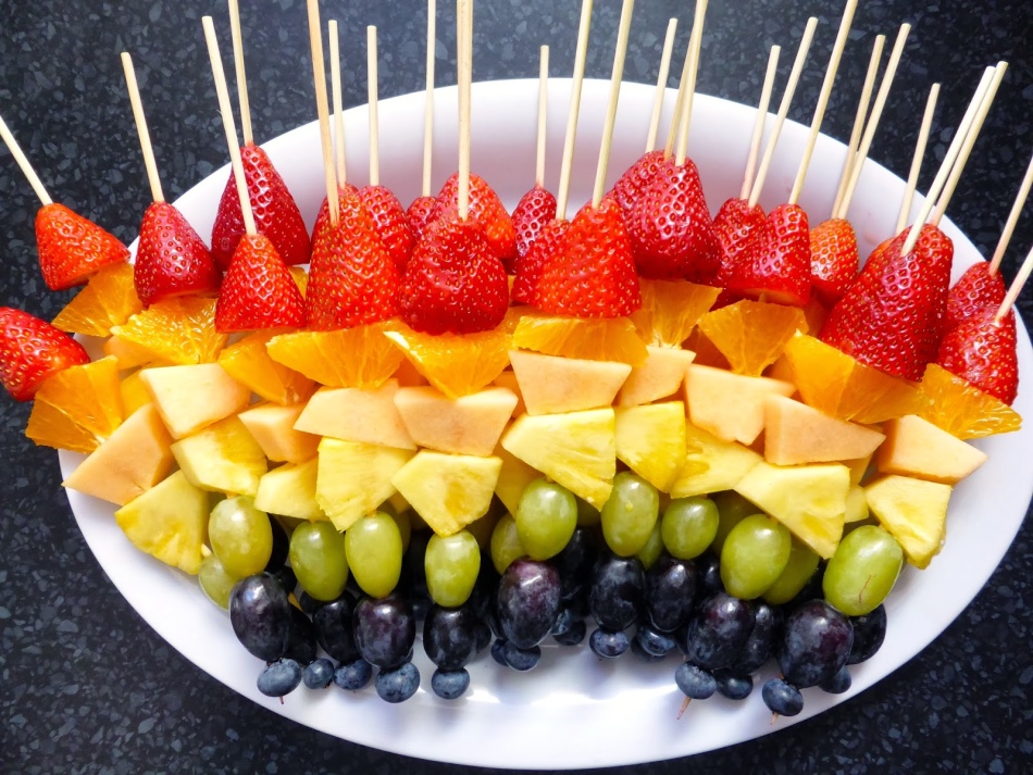 Фруктовые нарезки на стол: карвинг из фруктов, фруктовые тарелки - фото идеи | likvik