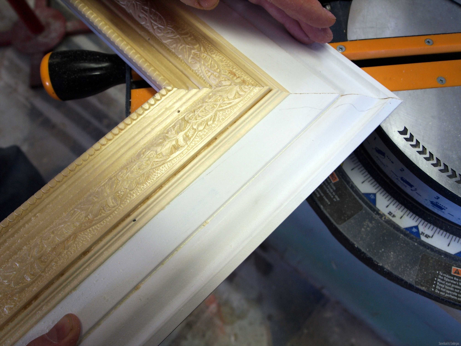 Рама для зеркала (58 фото): как сделать рамку своими руками из дерева и потолочного плинтуса, кованую и из любого материала