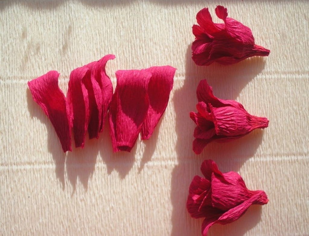 Бутоны роз из гофрированной бумаги с конфетами: 3 способа