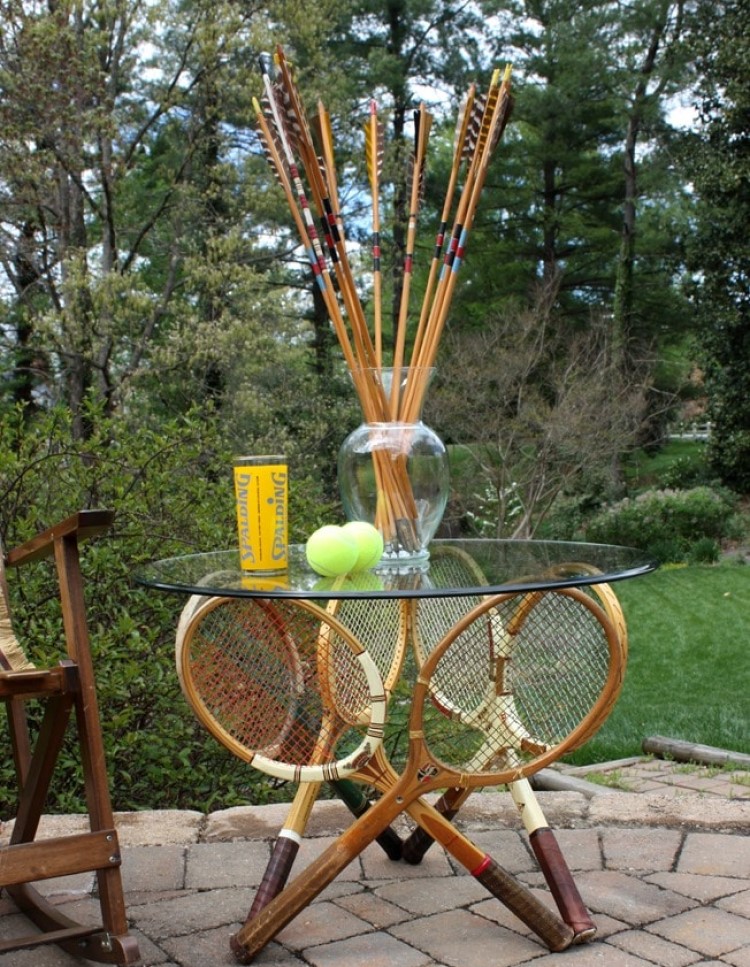 Интересный вариант использования теннисных ракеток: удивительно, но из них можно сделать столик