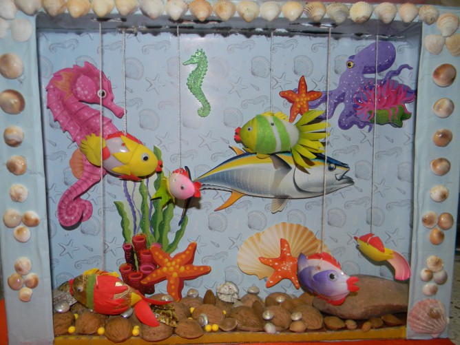 Аппликация аквариум с рыбками из цветной бумаги. аквариум из бумаги. материалы и инструменты