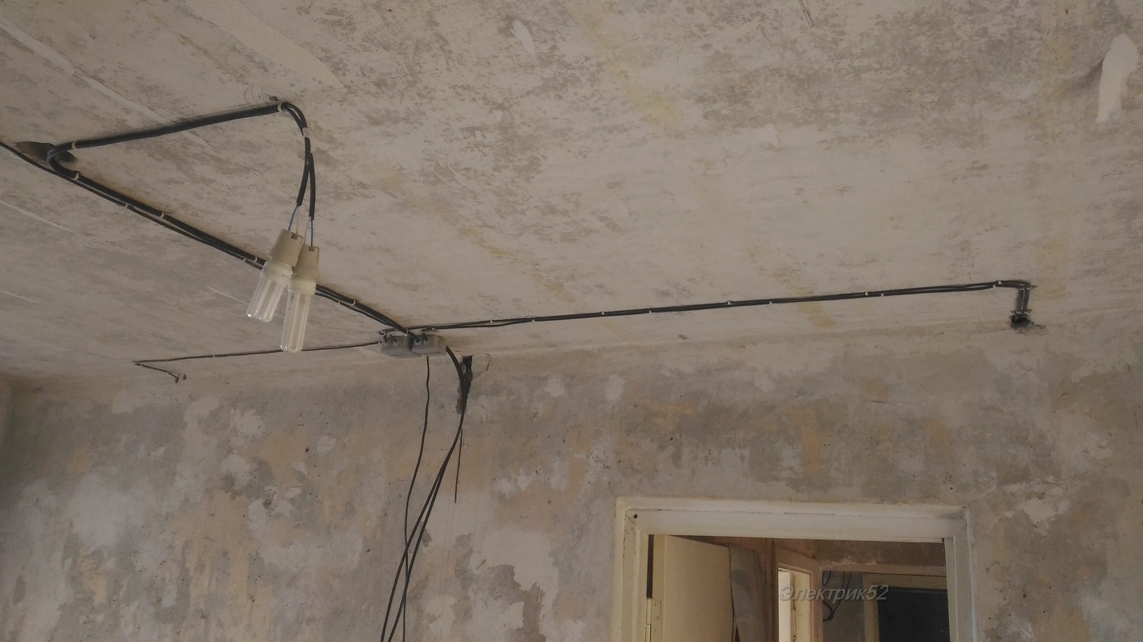 Что такое проводка по потолку в квартире, и как ее сделать своими руками