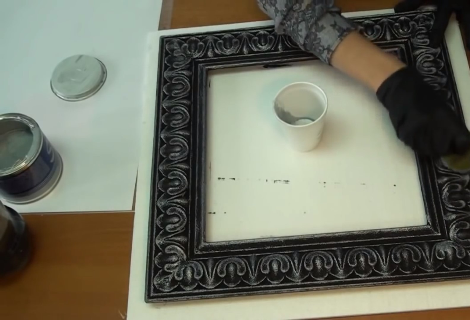 Как сделать рамку для зеркала из потолочного плинтуса