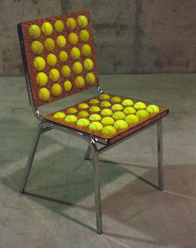 Интересный вариант использования теннисных ракеток: удивительно, но из них можно сделать столик