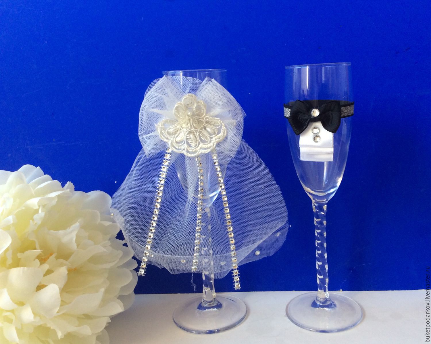 Украшения свадебных бокалов розами из пластики. свадебные бокалы своими руками пошаговое фото